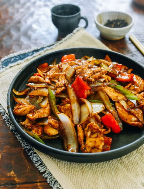 Black Pepper Chicken - The Woks of Life Woks Of Life Recipes, Black Pepper Chicken, Recipes With Chicken And Peppers, Wok Of Life, Asian Stir Fry, Food Chinese, Brown Sauce, Easy Chinese Recipes, American Dishes