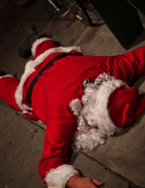 Drunk Santa Claus, Funny Christmas Pfp, Funny Santa Pictures, Santa Aesthetic, Unsleeping City, Christmas Profile Pictures, Drunk Santa, Santa Claws, Meet Santa