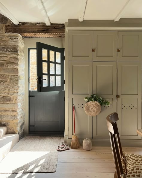 Old English Interior Design, English Farmhouse, Casa Country, Rustic Country Home, Mudroom Design, Cottage Interior, Cottage Interiors, Boot Room, Farmhouse Interior