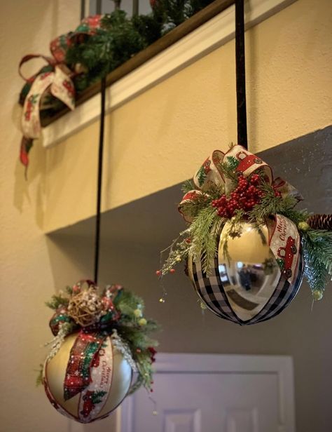 Christmas Decor Diy Cheap, Holiday Baubles, Large Christmas Ornaments, Christmas Decorations Centerpiece, Pretty Christmas Decorations, Christmas Props, Christmas Themes Decorations, Merry Christmas Decoration, Christmas Arrangements