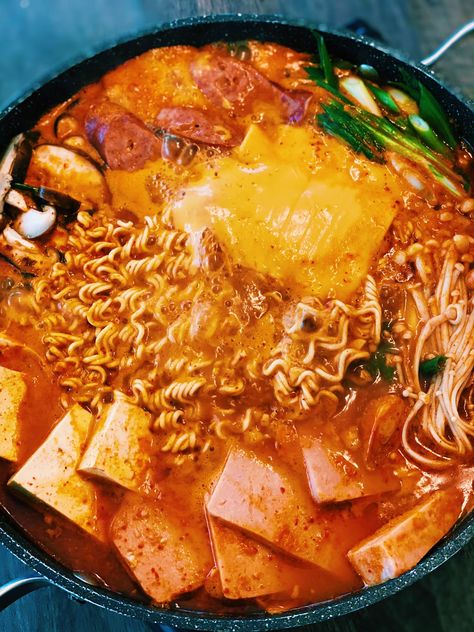 Budae Jiggae, Korean Food Recipes Easy, Korean Hotpot, Budae Jjigae Recipe, Korean Army Stew, Budae Jjigae, Korean Food Recipes, Korean Army, Tiffy Cooks