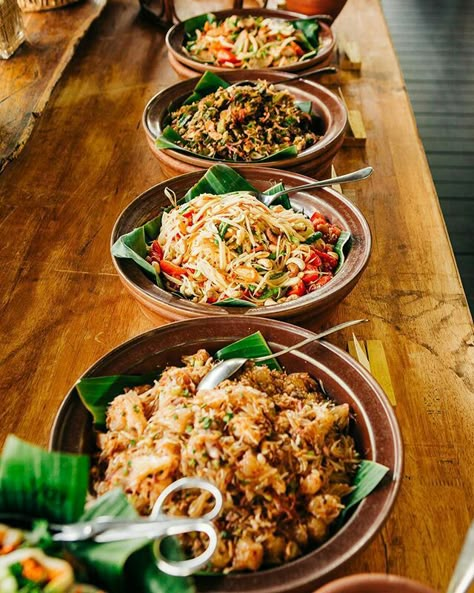 Filipino Wedding Buffet, Thai Food Wedding Catering, Thai Buffet Ideas, Asian Food Wedding Buffet, Asian Wedding Food Ideas, Wedding Food Chinese, Organic Wedding Aesthetic, Asian Buffet Table Ideas, Filipino Food Wedding