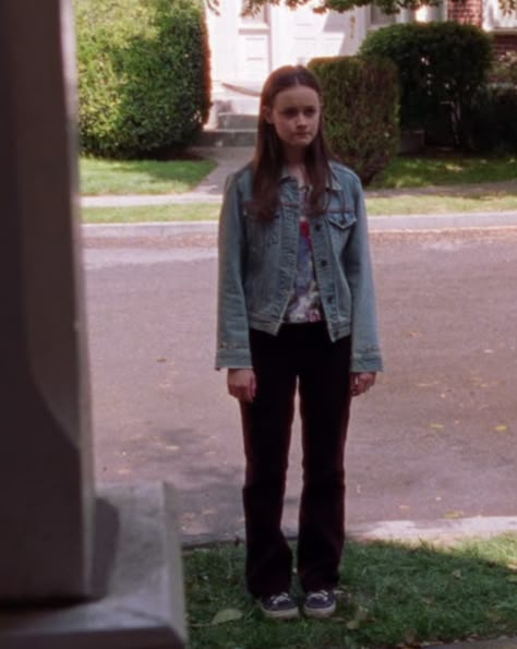 Rory Gilmore Denim Jacket, Rory Gilmore Pink Dress, Rory Gilmore Full Body Pic, Rory Outfits Season 1, Rory Gilmore Iconic Outfits, Rory Style, Rory Gilmore Autumn Outfits, Autumn Outfits Rory Gilmore, Rory Fits