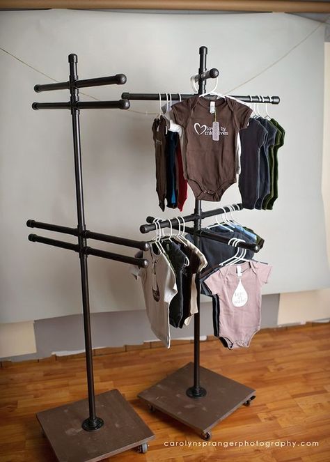 Diy Clothes Rack Pipe, Purses Diy, Vendor Fair, Vendor Booth Display, Clothing Display, Diy Clothes Rack, Hanging Items, Vendor Displays, Craft Fairs Booth