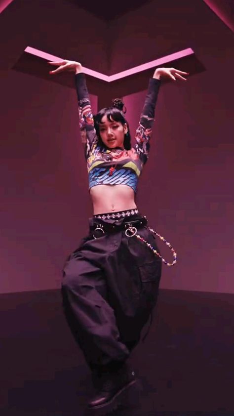 Lisa Dance Video, Black Pink Fancam, Solo Dance Video, Cool Fancam, Lisa Dance, Curly Long Hair, Korea Aesthetic, Belly Dancing Videos, K Pop Dance