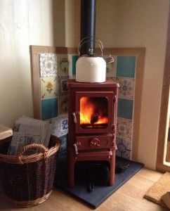 Small stoves shepherds Huts 09 Hobbit Stove, Corner Wood Stove, Mini Wood Stove, Small Wood Stove, Tiny Wood Stove, Shepherd Hut, Stove Ideas, Small Stove, Shepherd Huts