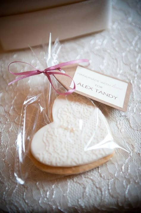 Biscuit Wedding Favours, Wedding Biscuits, Gifts For Guests Wedding, Cheap Party Favors, Wedding Favors Packaging, Wedding Favors Diy, Honey Wedding Favors, Homemade Wedding Favors, Cookie Wedding Favors