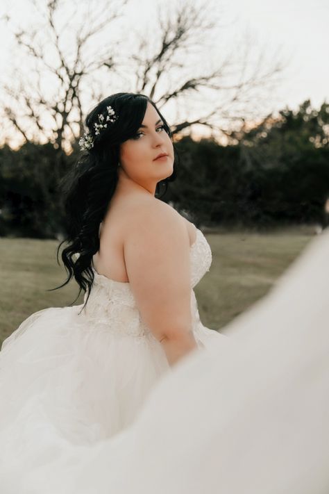 Bridal Poses For Plus Size, Plus Size Bridal Photography Poses, Plus Size Brides Photography, Plus Size Bridal Photography, Poses For Plus Size Brides, Bridal Hair For Plus Size Bride, Bridal Portraits Plus Size, Wedding Pictures Plus Size Bride, Plus Size Bridal Pictures