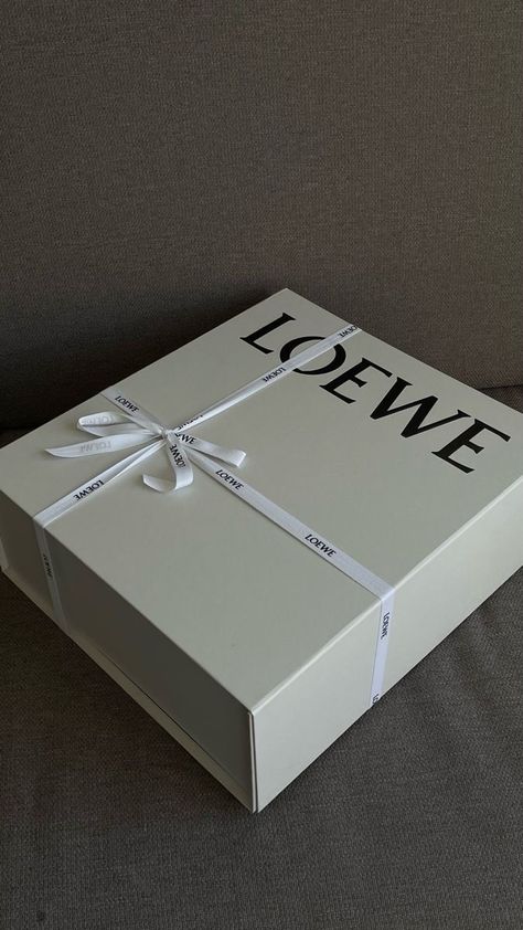 Bag Box Packaging Design, Clothing Packaging Design Inspiration, Loewe Bag Aesthetic, Luxury Packaging Design Fashion, Packaging Aesthetic Branding, Good Packaging Design, Personal Shopper Aesthetic, Clothes Packaging Ideas, Luxury Fashion Packaging