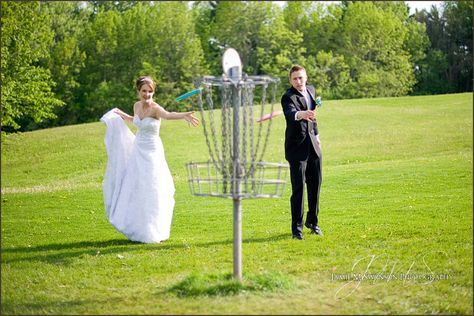 Disk Golf Golf Wedding, Famous Golf Courses, Frisbee Disc, Frisbee Golf, Girls Golf, Golf Course Wedding, Wedding Games, Cute Wedding Ideas, Disc Golf