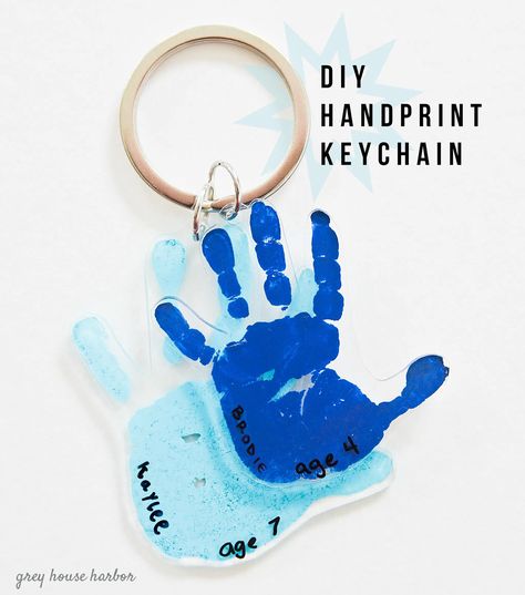 Handprint Keychain, Homemade Mothers Day Gifts, Cadeau Parents, Diy Father's Day Gifts, Mothers Day Crafts For Kids, Handprint Crafts, Father's Day Ideas, Mother's Day Crafts, Diy Mothers Day Gifts