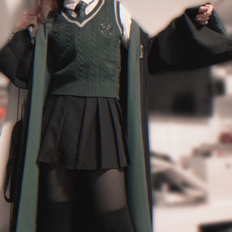 Harry Potter Uniform Aesthetic, Slytherin Uniform Female Aesthetic, Harry Potter Uniform Slytherin, Slytherin Outfit Uniform, Slytherin Uniform Aesthetic, Hogwarts Slytherin Uniform, Harry Potter Outfits Slytherin, Slytherin Cheer Uniform, Hogwarts Professor Outfit