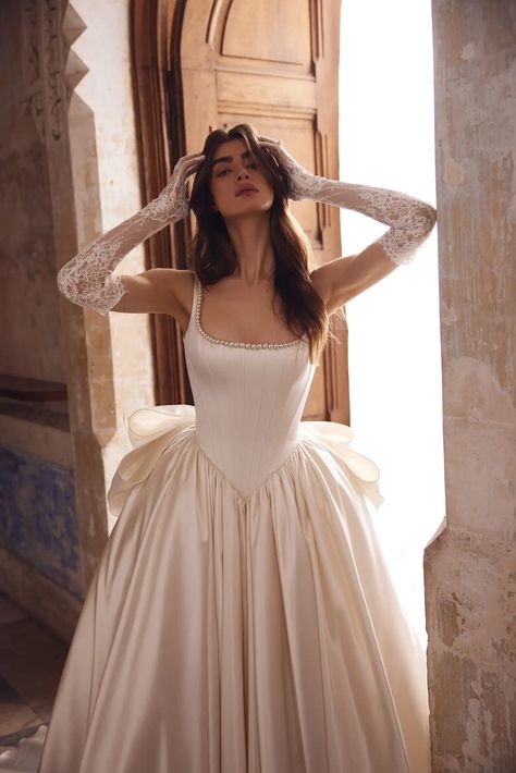 Square Neck Wedding Dress, Pnina Tornai Wedding Dress, Couture Bridal Gowns, Fairy Tale Wedding Dress, Pnina Tornai, Pretty Wedding Dresses, White Wedding Dress, Couture Bridal, Wedding Dresses Corset