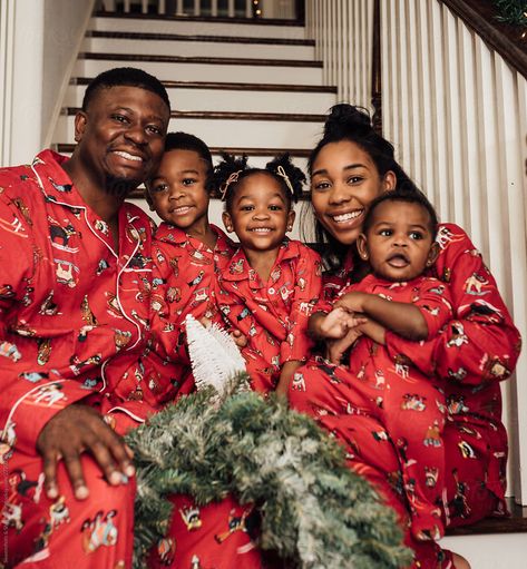 Pictures On The Stairs, Mother Goals, Christmas Pajama Pictures, Family Christmas Pictures Outfits, Family Vibes, Xmas Pics, Christmas Pictures Outfits, Christmas Baby Pictures, Christmas Family Photoshoot