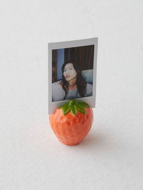 Ceramic Photo Stand, Ceramic Photo Holder, Strawberry Silhouette, Strawberry Photo, Woodworking Projects Unique, Photo Stand, Clay Magnets, Diy Air Dry Clay, Air Dry Clay Projects