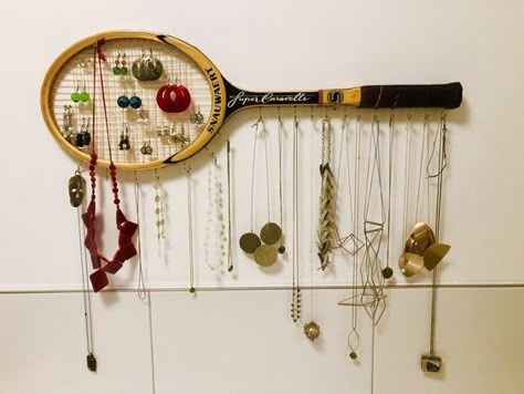 Diy Flea Market Crafts, Tennis Racket Jewelry, Old Tennis Rackets Ideas, Dorm Room Diy Decor, Old Tennis Racket Decor, Vintage Tennis Racket Decor Wall Art, Tennis Room Decor, Vintage Tennis Racket Decor, Tennis Racket Decor