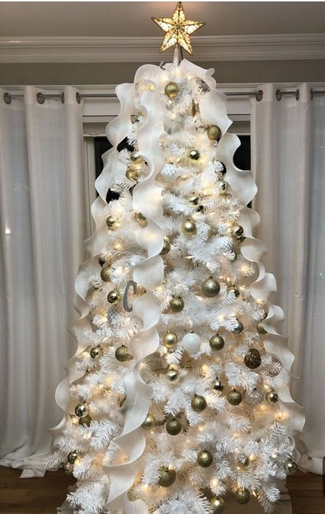 White Tree Ideas Christmas, White Tree Gold Ornaments, Spiral Ribbon On Christmas Tree, White Christmas Tree With Gold Ornaments, Gold And White Christmas Tree Ideas, White Christmas Trees Decorated, Black White And Gold Christmas, White Tree Decorations Decorating Ideas, White Xmas Tree