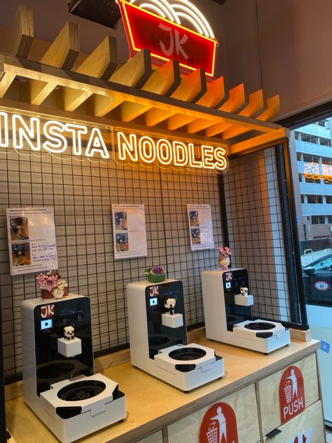 Ramen House Design, Korean Shopping, Convenience Store Food, Convenient Store Design, Ramyeon Korean, Ramen Store Design, Noodle Shop Interior, Korean Cafe Interior, Convenient Store