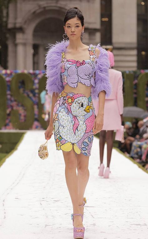 Eonline Image from Moschino's Spring/Summer 2022 Runway Show at New York Fashion Week on E! Online Moschino Fashion, Fashion Week 2022, 2022 Runway, Runway Outfits, Runway Trends, Fashion Week Runway, Spring Fashion Trends, Spring Summer 2022, 2022 Fashion