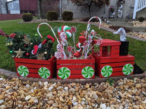 Christmas Lawn Decorations, Diy Christmas Candy, Outdoor Christmas Diy, Christmas Wreath Candy, Outdoor Christmas Decoration Ideas, Wreath Candy, Christmas Decorations Outdoor, Candy Land Christmas Decorations Diy, Candy Land Christmas Decorations Outdoor