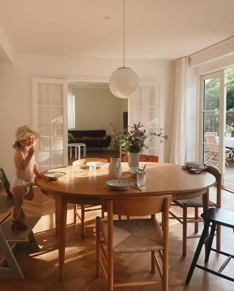 Dining Room Scandinavian Style, Danish House, Danish Interior Design, Scandinavian Dining Room, Mid Century Furnishings, Danish Interior, Scandi Interiors, Family Dining Rooms, Scandinavian Home Decor