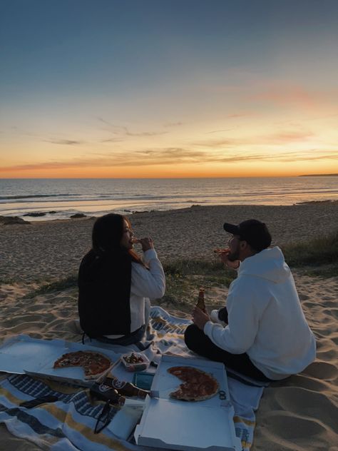 Picnic at the beach, cute date, beach date, couple date, pizza picnic, date inspo Date Couple, Dream Dates, Romantic Date Night Ideas, Couple Activities, Cute Date Ideas, Beach Date, Dream Date, Picnic Date, Summer Dates