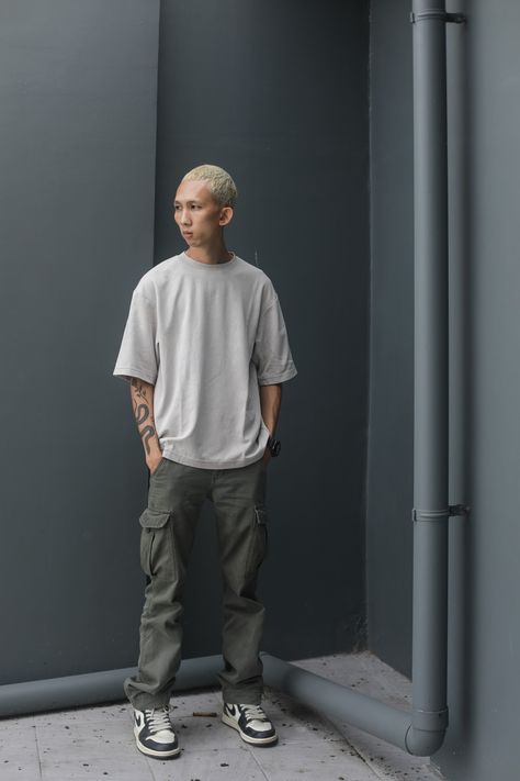 Oversized Cargo Pants Outfit Men, Cargo Pants And Oversized Shirt Men, Air Jordan Dark Mocha, Uniqlo Men Outfit, Clean Streetwear, Oversized Tshirt Outfit Men, Cargo Pants Outfit Men, Oversized Shirt Men, Street Shoot