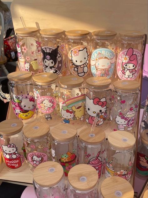 Kuromi Coffee Cup, Hello Kitty Tumblr Cup, Cute Sanrio Items, Aesthetic Jar, Hello Kitty Cups, Hello Kitty Tumblr, Cups Aesthetic, Hello Kitty Cup, Aesthetic Cups