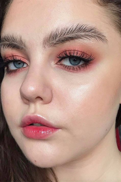 OMG seriously... Beauty Bloggers Are Flocking to This Feather Eyebrows Trend Feather Eyebrows, Eyebrow Fails, Crazy Eyebrows, Glitter Eyebrows, Eyebrow Trends, Membentuk Alis, Tweezing Eyebrows, Eyebrow Design, High Fashion Makeup