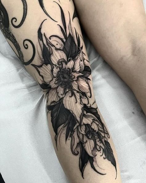 Upper Leg Tattoos, Back Of Leg Tattoos, Cover Up Tattoos For Women, Muster Tattoos, Tattoos Inspo, Leg Tattoo Men, Tattoo Lettering Fonts, Gothic Tattoo, Knee Tattoo