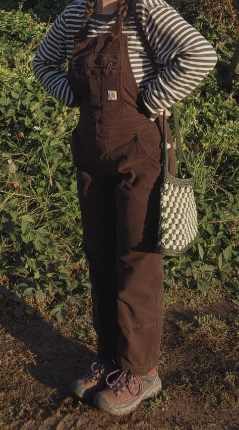 Cargarte Overalls, Overalls Outfit Aesthetic Grunge, Farm Workwear Women, Brown Overalls Outfits Aesthetic, Curdoroy Overalls Outfit, Cargarte Overalls Outfit, Brown Overalls Aesthetic, Overalls Outfit Goblincore, Farmer Outfits Women