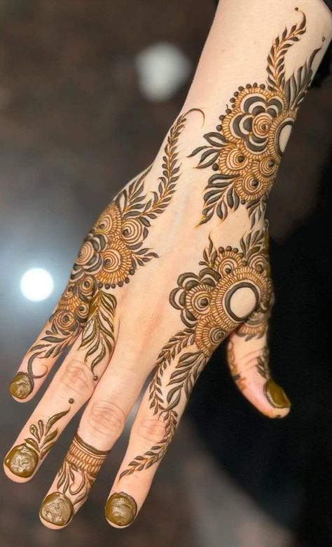 Front Hand Modern Mehndi Designs, Simple Unique Mehndi Design, Mehndi Designs For Slim Hands, Anjum Mehndi Designs, Mehendi Designs Khafif, Spiderman Mehendi, Simple Khafif Mehndi Designs, Easy Mahendiii Design, Mahadi Design Beautiful