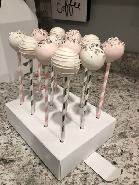 Cakepops Design, Bakery Food Ideas, Elegant Cake Pops, Desserts To Sell, Sweet 16 Inspo, Cake Pop Recipe Easy, Treat Maker, Cake Jars, Unique Treats