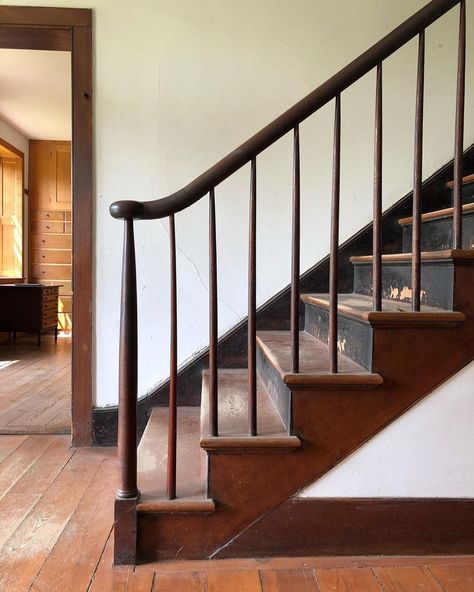 Old Staircase Ideas, Colonial Staircase Entryway, Wooden Bannister Ideas, Colonial Staircase, Stair Inspiration, Cottage Staircase, Wooden Staircase Railing, Craftsman Staircase, Cottage Stairs