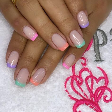 Posted by Zoe Scott: Hey everyone! Today, we're diving into the world of short, square nails. Forget the myth that you need long nails to make a style statement. Short squ... Square French Nail Designs, Trending French Tip Nails, French Manicure With Chrome, Square French Nails, Short Square Nail Designs, Squoval Acrylic Nails, Pastel Square, French Tip Designs, Short Square Nail