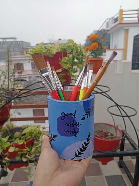 Pen Pot Ideas, Pencil Stand Painting Ideas, Handmade Pen Holder Ideas, Pen Stand Decoration Ideas, Diy Pen Stand Aesthetic, Cardboard Pen Holder, Pen Holder Painting Ideas, Pen Stand Diy Handmade, Aesthetic Pen Stand