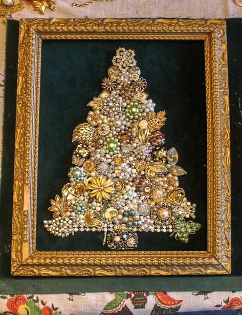 Making art from broken vintage costume jewelry - Denise & I share our tips - Retro Renovation Crismas Tree, Holiday Lifestyle, Old Jewelry Crafts, Costume Jewelry Crafts, Jeweled Christmas Trees, Vintage Jewelry Ideas, Vintage Jewelry Repurposed, Jeweled Christmas, Jewelry Christmas Tree