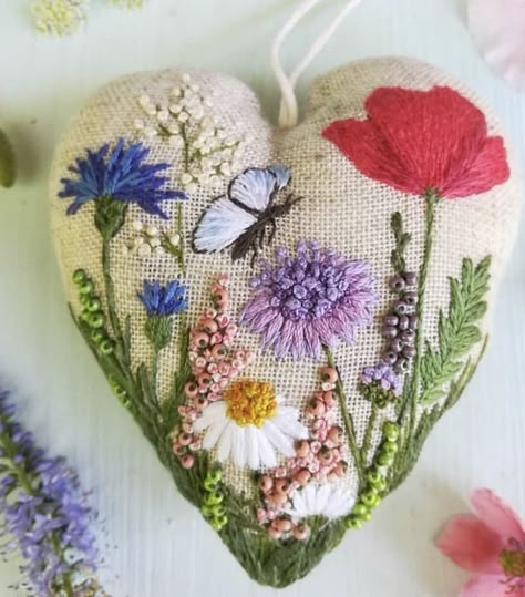 Basic Hand Embroidery Stitches, Embroidered Hearts, Embroidery Hearts, Needlework Crafts, Diy Embroidery Patterns, Hand Embroidery Projects, Hand Embroidery Flowers, Creative Embroidery, Silk Ribbon Embroidery