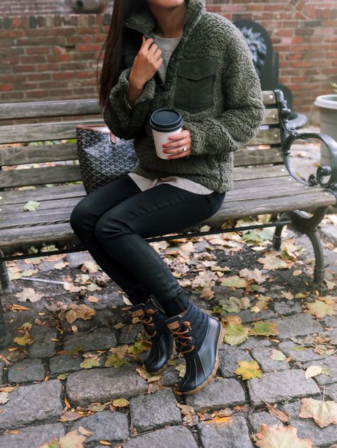 new england style fall casual outfits New England Autumn Outfit, Duck Boots Outfit Leggings, Casual Outfits Leggings, Sperry Duck Boots Outfit, Duck Boot Outfits, Duck Boot Outfit, Cozy Casual Outfits, Duck Boots Outfit, Sperry Saltwater Duck Boots