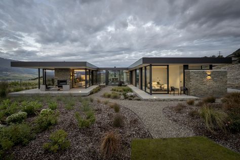 Flat Roof Architecture, Architecture Small House, Modern Desert Home, Pavilion House, Malibu Farm, Southern Colorado, Flat Roof House, Timber Battens, Central Otago