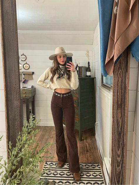 Western Belts Outfit, Chain Belt Outfit, Country Western Outfits, Belt Outfit, Western Vibes, Looks Country, Nashville Outfits, Retro Western, Aesthetic Look