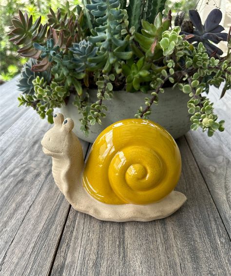 Ceramic Lawn Ornaments, Ceramic Snail Pottery, Snail Pinch Pot, Ceramic Garden Art Pottery, Fairy Garden Ceramics, Ceramic Garden Decor, Clay Garden Art, Cute Sculpture Clay, Clay Garden Decor