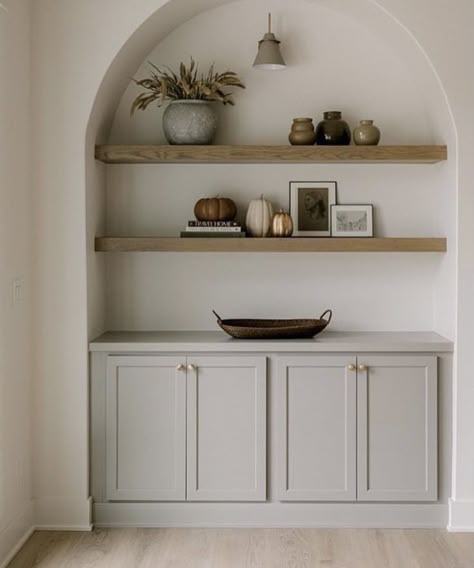 Arched Niches Living Room, Dining Room Wall Niche Ideas, Minimal Built In Shelves, Minimalist Built In Shelf Decor, Living Room Cove Ideas, Arch Alcove, Niche Ideas Living Room, Arched Wall Niche, Niche In Wall