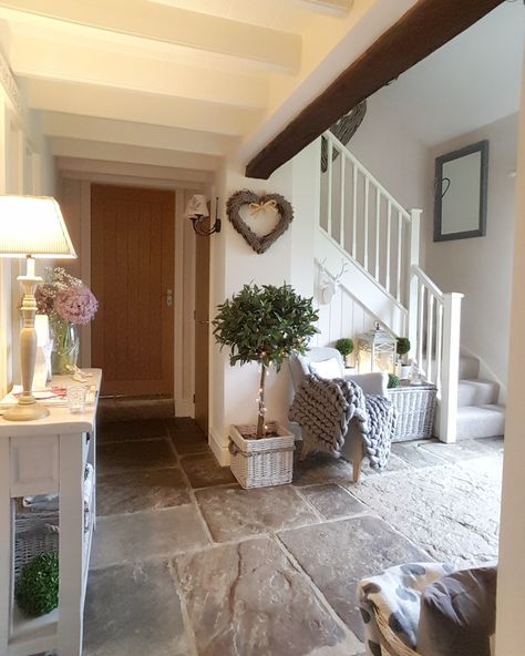 Country home .... modern country hallway Stone floor Faux bay tree Hearts Throws Country Hallway, Cottage Hallway, Stairs Diy, Garden Stairs, Green Diy, Converted Barn, Casa Country, Bathroom Diy, Country Cottage Decor