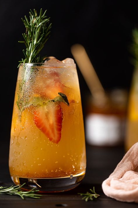 Healthy Alcohol, Ginger Beer Cocktail, Ginger Drink, Alcohol Free Drinks, Beer Cocktails, Fancy Drinks, Mocktail Recipe, Delicious Drinks, Ginger Ale