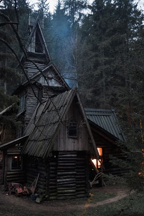 I love the way this looks like Baba Yaga's house as designed by Tim Burton. Era Victoria, Witch Cottage, Witch House, Cabin In The Woods, Cabins And Cottages, Witch Aesthetic, Cabins In The Woods, Kolkata, In The Woods