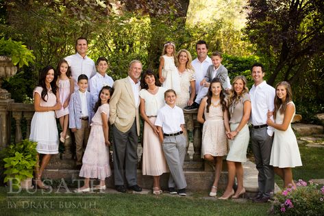 50 Family Portrait Poses Guide for Beginning Family Photographers Family Of 15 Picture Poses, Unusual Family Photoshoot Ideas, Multi Generation Family Pictures, Big Family Photo Shoot Ideas, Large Family Photo Shoot Ideas, Large Family Pictures, Family Portrait Ideas, Outdoor Family Pictures, Extended Family Pictures