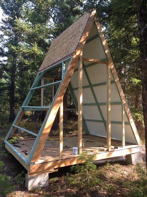 Case Sotterranee, Tiny A Frame Cabin, A Frame Cabin Plans, A Frame Cabins, Building Remodeling, A Frame House Plans, Frame Cabin, Tiny Cabins, Frame House