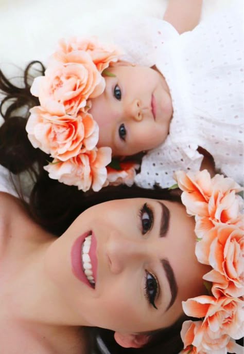 Flowers Photoshoot, Mommy And Baby Pictures, Monthly Baby Photos, Newborn Baby Photoshoot, Baby Photo Shoot, Baby Poses, Baby Pic, Newborn Baby Photos, Baby Shoot