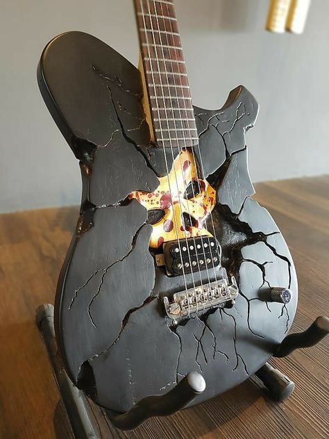 Guitare el Cool Instruments, Electric Guitar Design, Guitar Obsession, Cool Electric Guitars, Seymour Duncan, Guitar Art, Guitar Stuff, Guitar Design, The Skull